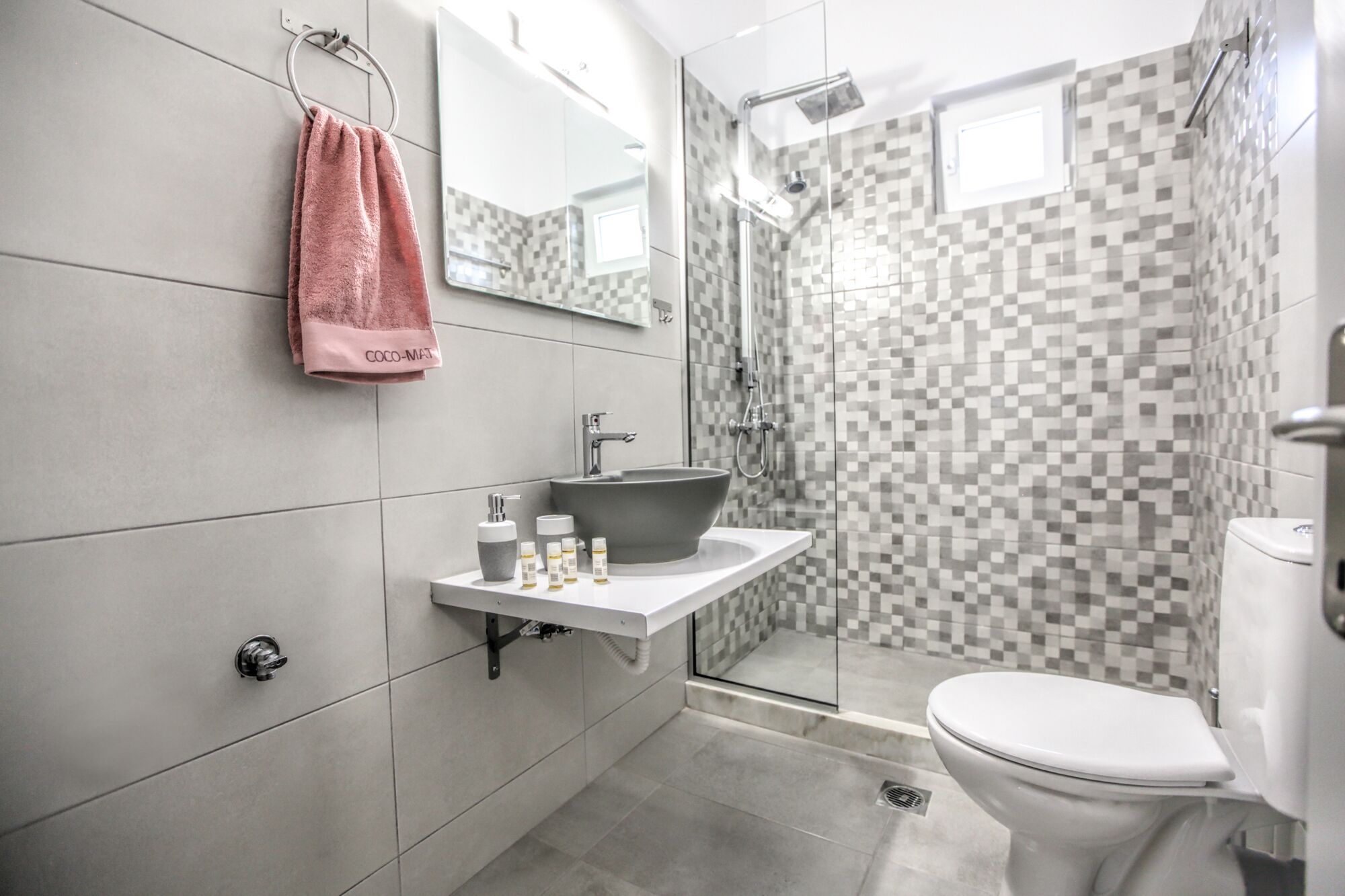 Luxury-Apartment | Badezimmer | Dusche, Hydromassagedusche, Designer-Toilettenartikel, Haartrockner