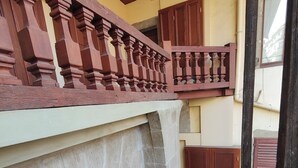 A staircase with wooden balustrades and a stone archway. - Old Annecy - 4-star apartment - near the lake - Pâquier - Historic center (Annecy)
