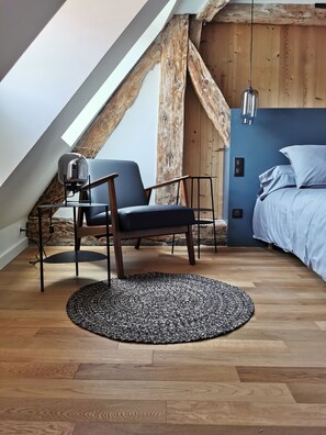 3 soverom, skrivebord, strykejern/-brett og reiseseng for barn