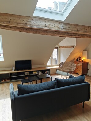 Smart-TV, DVD-spiller, bøker og stereoanlegg