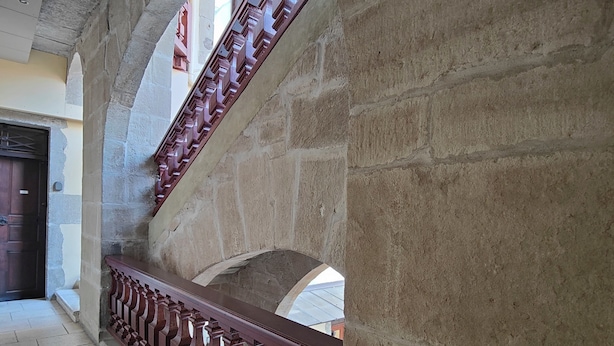 A stone staircase with a wooden handrail, leading to an upper level. - Old Annecy - 4-star apartment - near the lake - Pâquier - Historic center (Annecy)