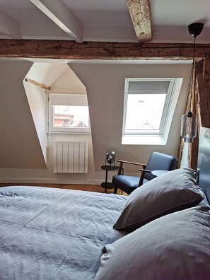 3 chambres, bureau, fer et planche à repasser, lit de bébé portatif