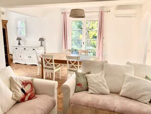 TV, caminetto, libri