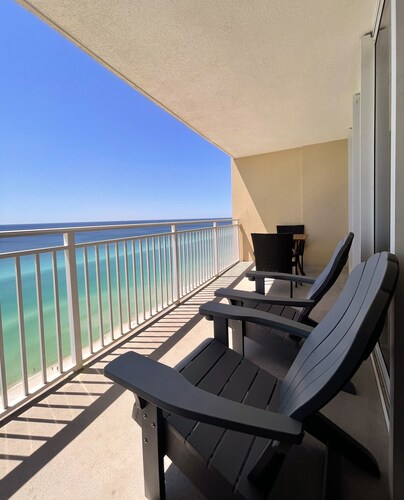 Gorgeous View! Spacious Beachfront Condo@Emerald Beach Resort. 