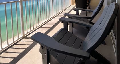 Gorgeous View! Spacious Beachfront Condo@Emerald Beach Resort.