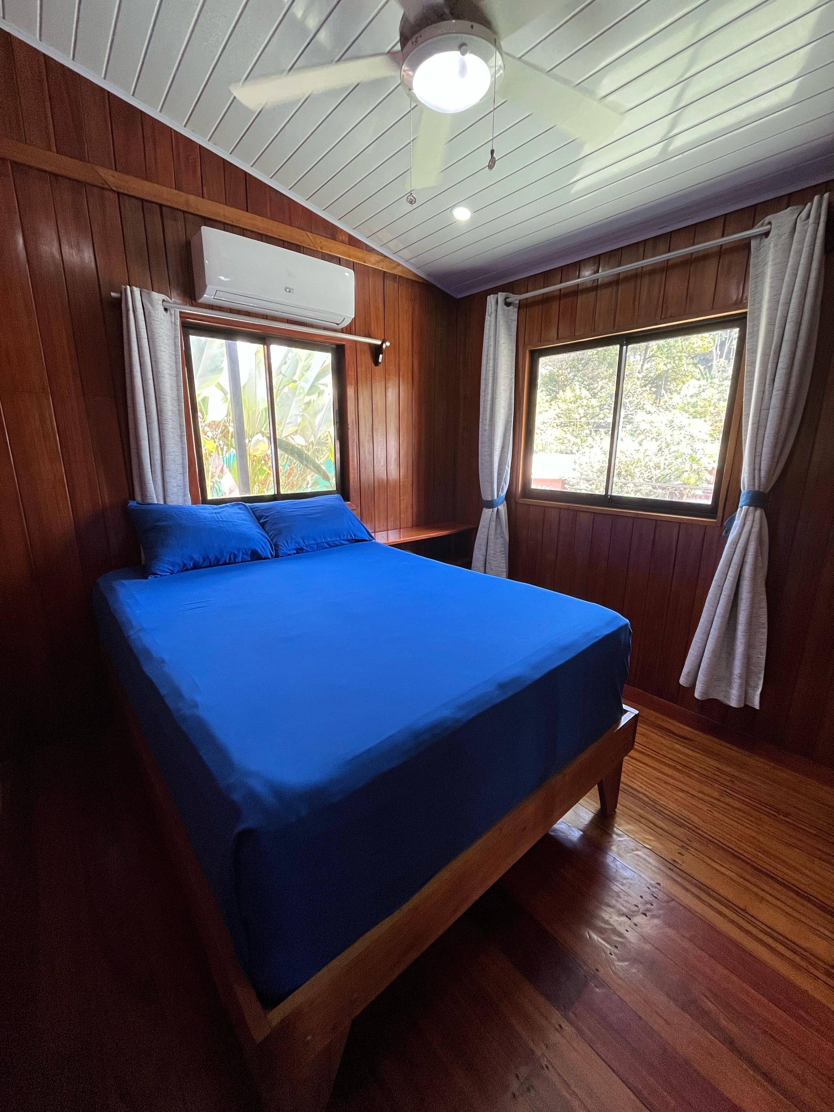 4 Schlafzimmer, Zimmersafe, Schreibtisch, Bügeleisen/Bügelbrett