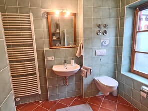 Shower, hair dryer, towels - Ferienwohnung Berglust 62 qm Separates Schlafzimmer und Terrasse (Sachrang)