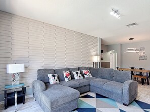 Älytelevisio, videopelejä, pöytätennispöytä, tulostin