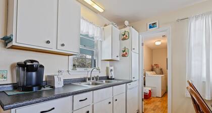 Turtle Shack - Super Cute Beach House 1mi to OIB