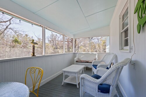 Turtle Shack - Super Cute Beach House 1mi to OIB