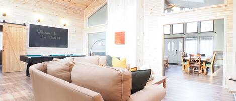 تلفزيون ذكي، مدفأة، تنس طاولة