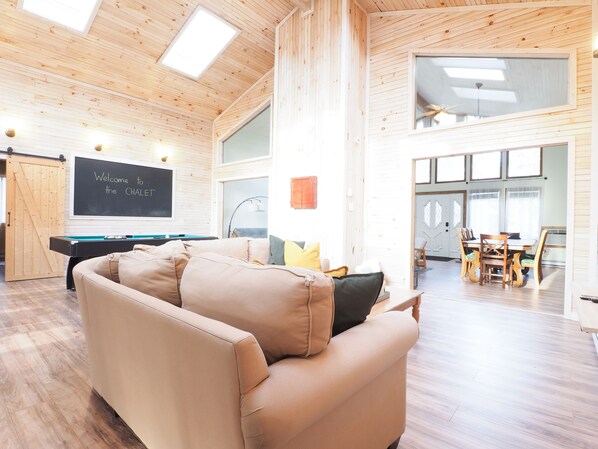 Smart TV, fireplace, table tennis - Beautiful Large Chalet close to all Pocono Attractions (East Stroudsburg)