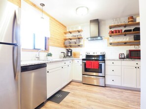 Fridge, microwave, oven, stovetop - Beautiful Large Chalet close to all Pocono Attractions (East Stroudsburg)