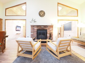 Smart TV, fireplace, table tennis - Beautiful Large Chalet close to all Pocono Attractions (East Stroudsburg)