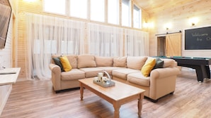Smart TV, chimenea y tenis de mesa
