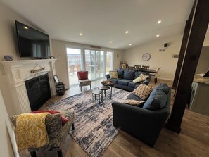 Smart-TV, Kamin, Stereoanlage