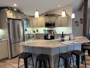 Frigorífico, microondas, horno y placa de cocina