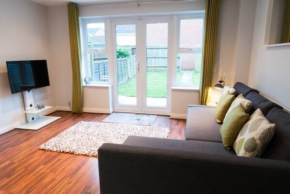 TV, fireplace - Atlas House - Ideal for Contractors (Derby)