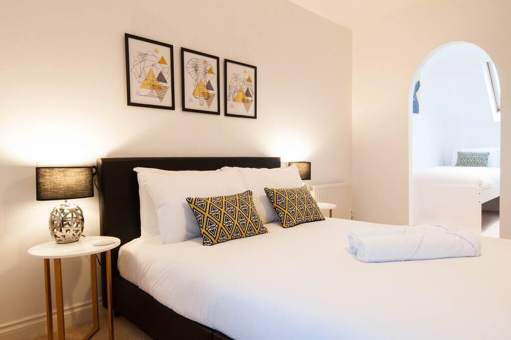 3 bedrooms, iron/ironing board, internet, bed sheets