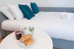3 bedrooms, iron/ironing board, free WiFi, bed sheets - The Wellington - Stylish 4-Bedroom Home for 8 Guests (Burton-upon-Trent)