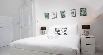 The Comet - A Home with 4 Bedrooms and 3 Bathrooms near Alton Towers for You