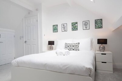 The Comet - A Home with 4 Bedrooms and 3 Bathrooms near Alton Towers for You
