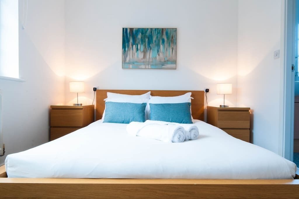 2 bedrooms, iron/ironing board, internet, bed sheets