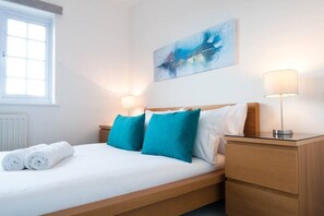 2 bedrooms, iron/ironing board, internet, bed sheets