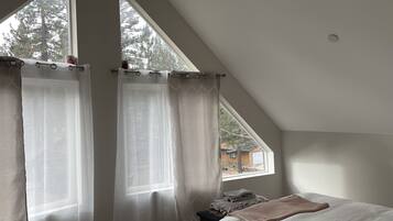 4 bedrooms, desk, travel crib, WiFi