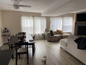 Smart-TV, Kamin, Bücher