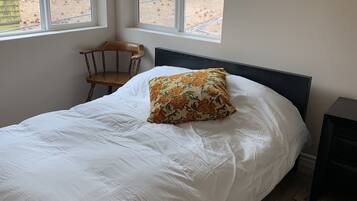 4 多间卧室、办公桌、旅行婴儿床、收费 WiFi