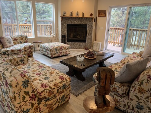 Scandinavian Chalet in Coveted Boulder Bay-- 5 mins walk lake & near Ski Resort