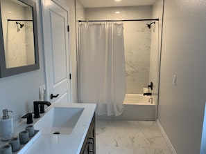 Badewanne, Haartrockner, Bidet, Handtücher