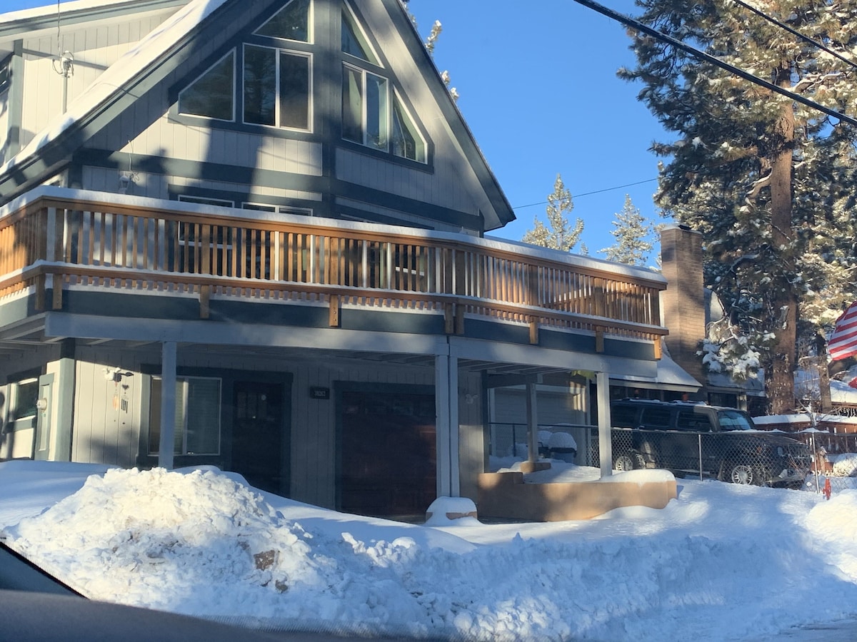 Scandinavian Chalet in Coveted Boulder Bay-- 5 mins walk lake & near Ski Resort