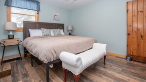 4 عدّة غرف نوم ومكواة/لوح كي وواي فاي وملاءات أسرّة