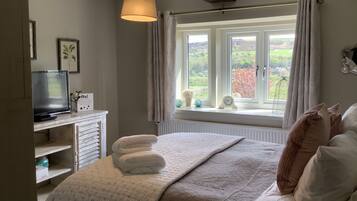 3 bedrooms, iron/ironing board, travel crib, free WiFi