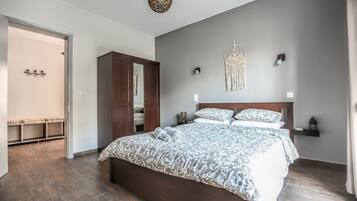 Deluxe Apartment | 1 bedroom, blackout drapes, soundproofing, iron/ironing board