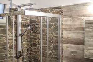 Departamento Deluxe | Baño | Regadera, regadera con hidromasaje, toallas, jabón 