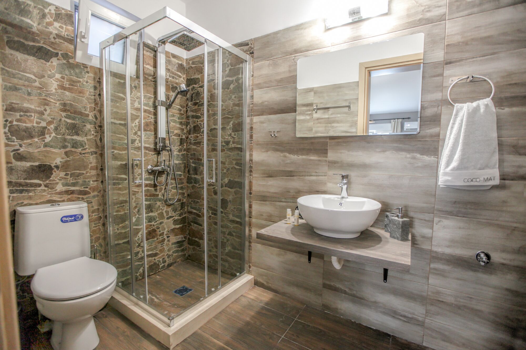Deluxe Apartment | Bathroom | Shower, hydromassage showerhead, towels, soap