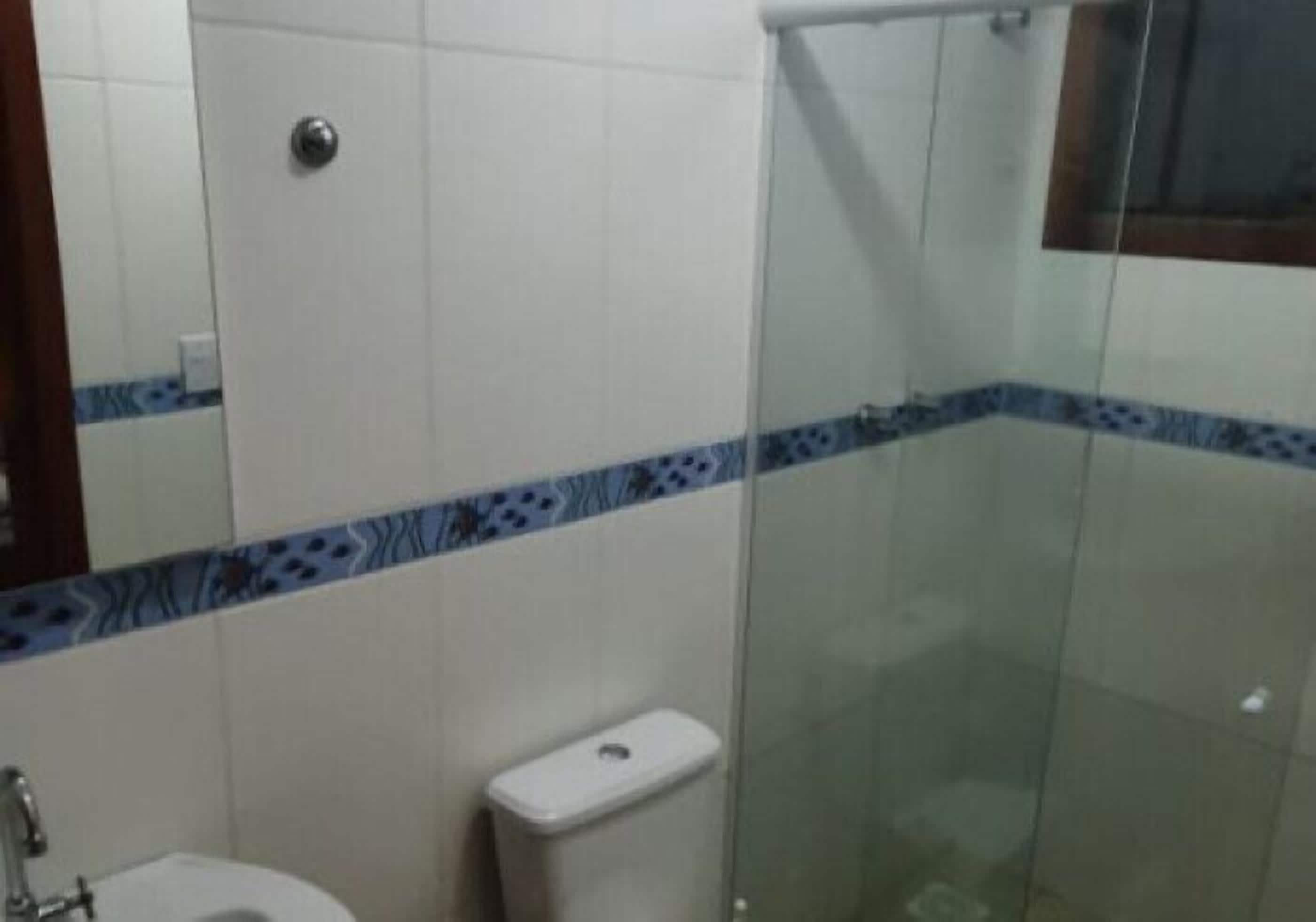 standard quadruple room | bathroom | shower, towels