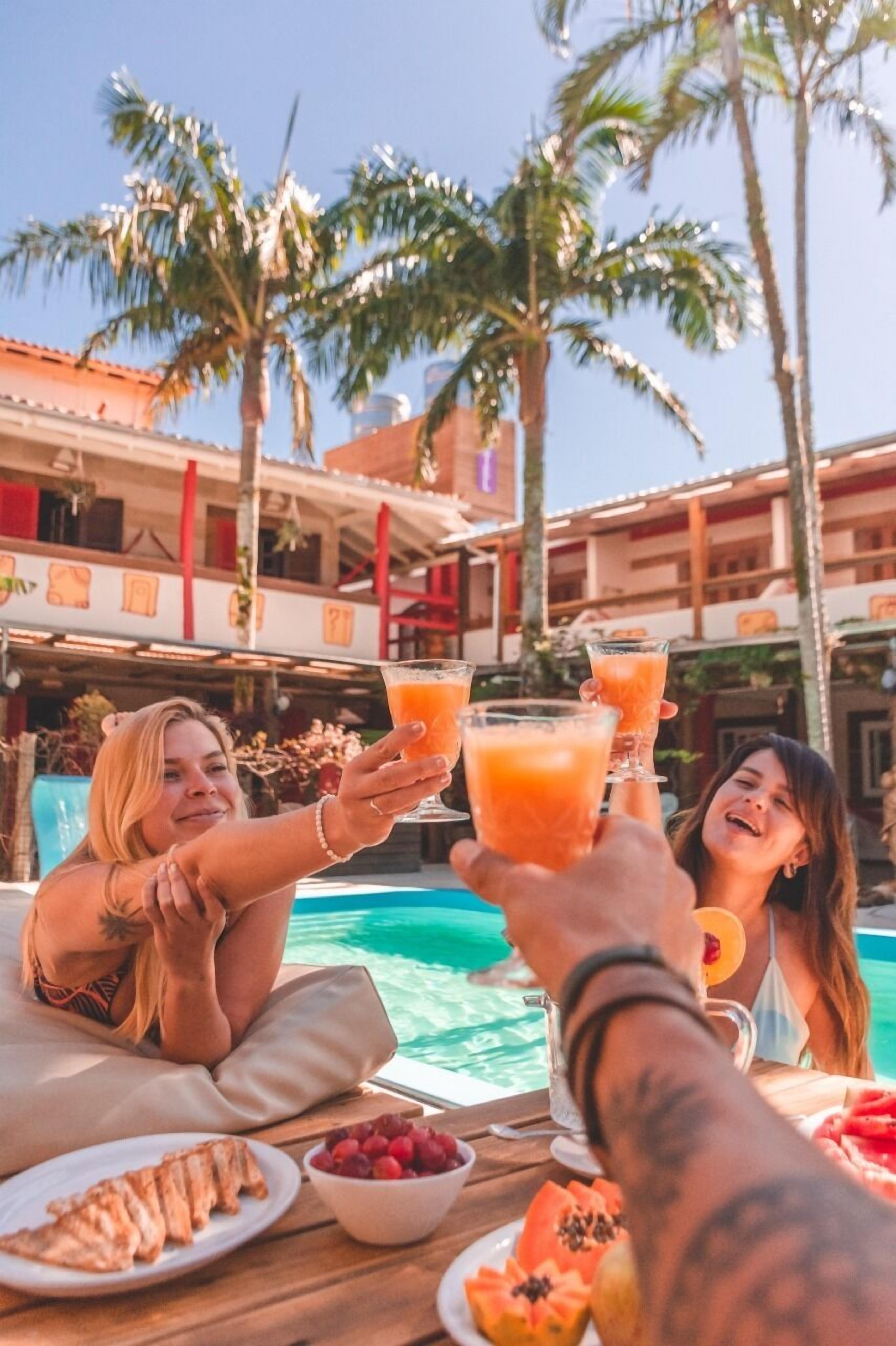 室外游泳池，08:00 至 20:30 开放，日光浴躺椅