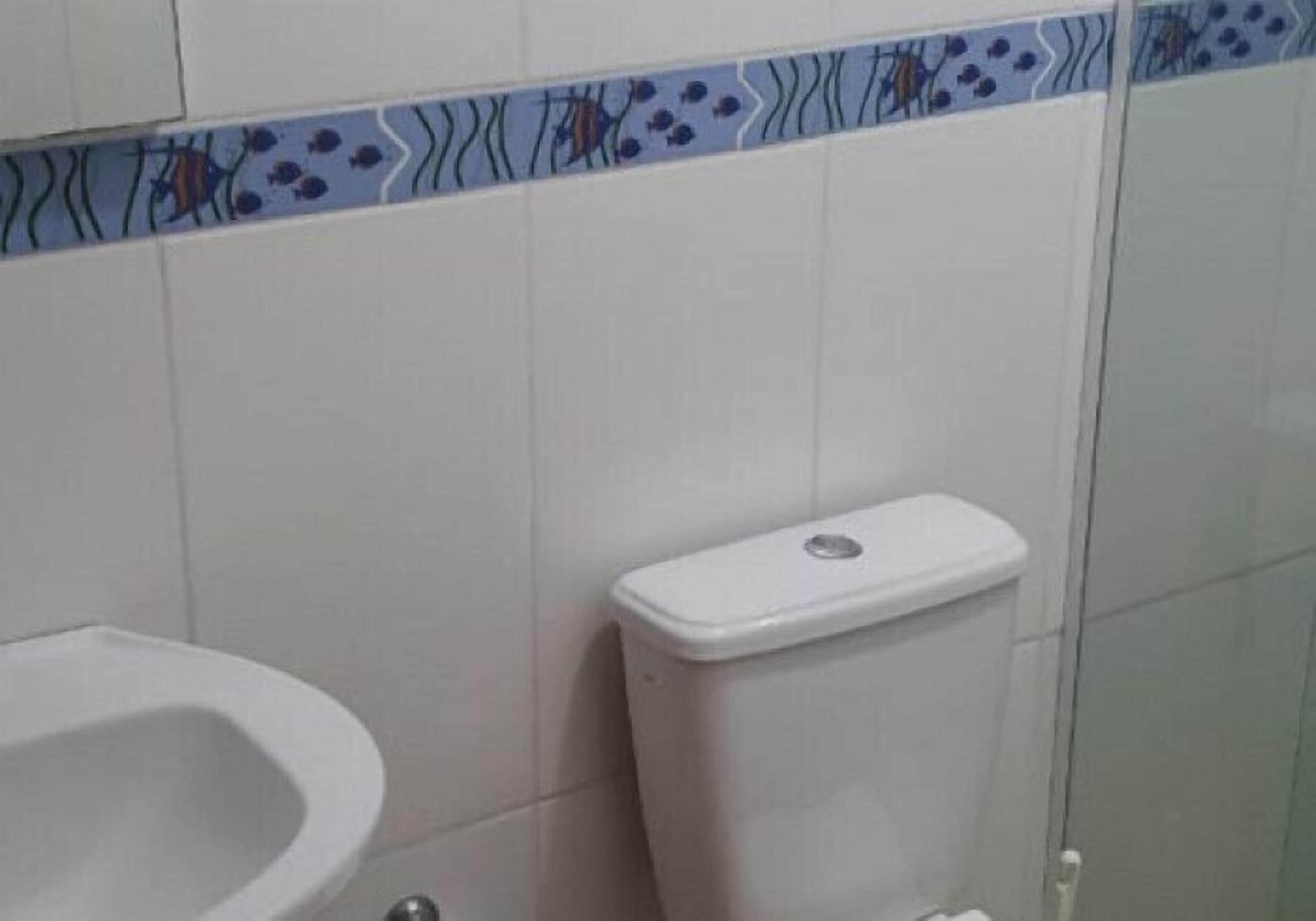 standard quadruple room | bathroom | shower, towels