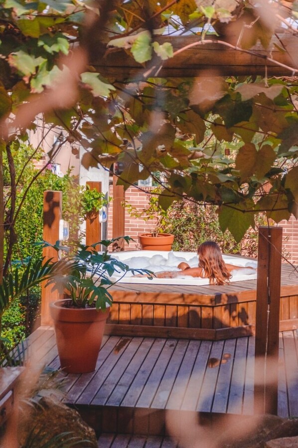 Bañera de hidromasaje al aire libre