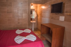 Habitación doble, 1 cama doble, vistas al patio | Minibar, decoración individual, mobiliario individual