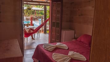 Quarto casal, 1 cama de casal, vista para o pátio | Frigobar, individualmente decorados, individualmente mobiliados