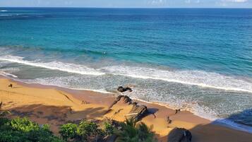 Beach nearby, sun loungers, beach towels