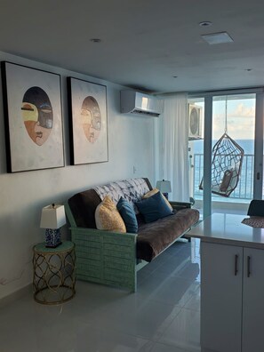 Smart-TV, videospill, Netflix og DVD-spiller