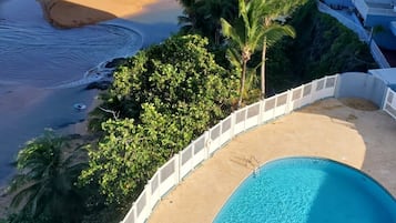 Beach nearby, sun loungers, beach towels