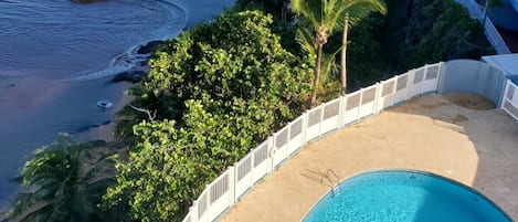 Beach nearby, sun loungers, beach towels