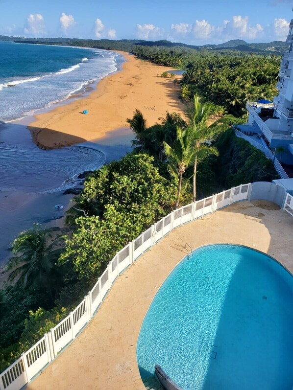 Beach nearby, sun-loungers, beach towels